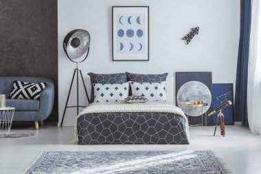 Teleskop ile geniş mavi yatak odası