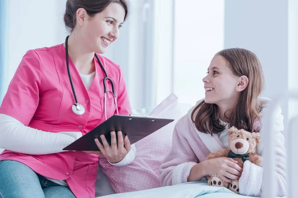 Doctor examining patient — Stock Photo, Image