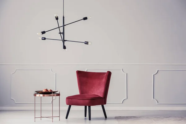 Красное кресло в светлой квартире — стоковое фото