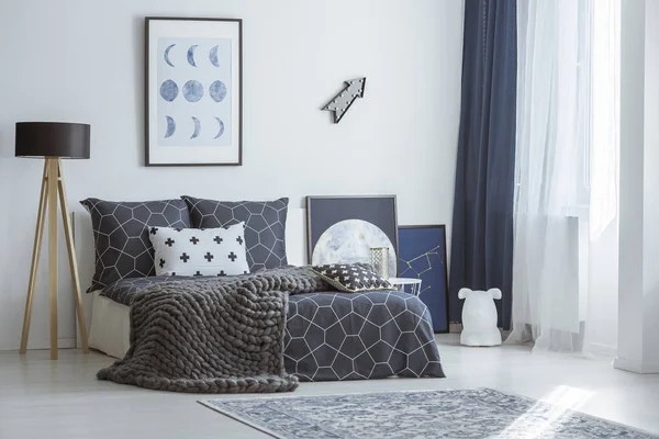 Panah di interior kamar tidur terang — Stok Foto