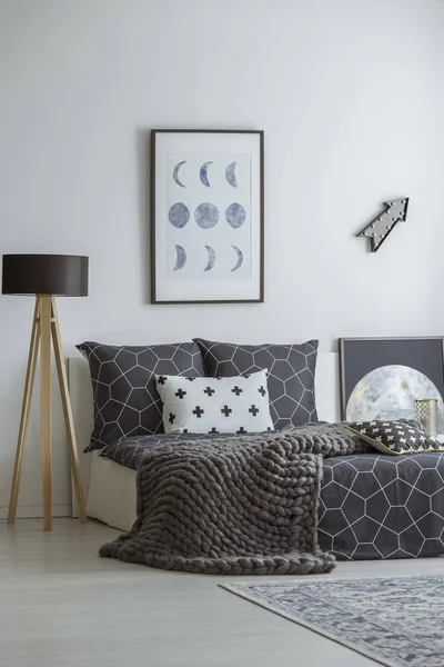 Interior kamar tidur bermotif dengan poster — Stok Foto