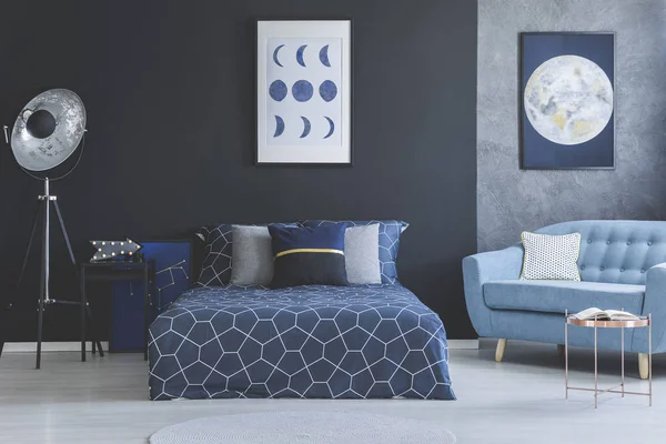 Sofá azul en el interior del dormitorio — Foto de Stock