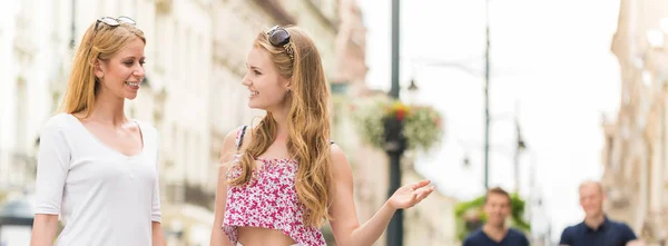 Showing her the best spots in the downtown — Stock Photo, Image