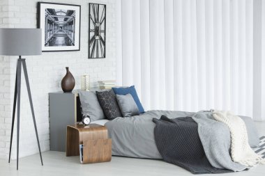 Gri ve beyaz yatak odası