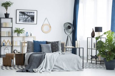 Gri yatak odası iç tesisleri