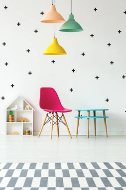 Sandalye, masa ve lambalar