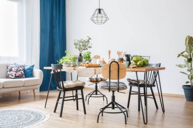 Büyük masa etrafında siyah sandalye