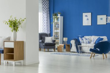 Mavi koltuklar ile geniş oda