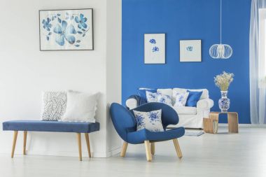 Kadife tezgah beyaz duvara