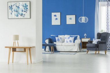 Parlak açık alan oturma odası