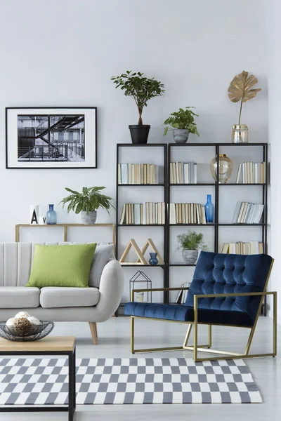 Poltrona azul na sala de estar — Fotografia de Stock