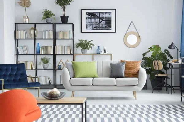 Lichte interieur met sofa — Stockfoto