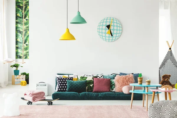 Kolorowy pokój zabaw z sofą — Zdjęcie stockowe