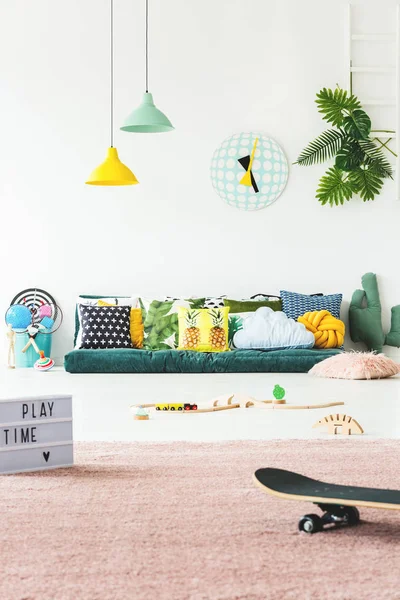 Kolorowe dzieci plac zabaw wnętrze — Zdjęcie stockowe