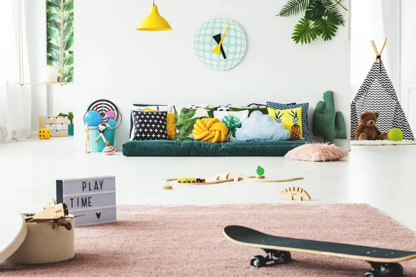 Przestronny kolorowy dziecka pokój zabaw — Zdjęcie stockowe