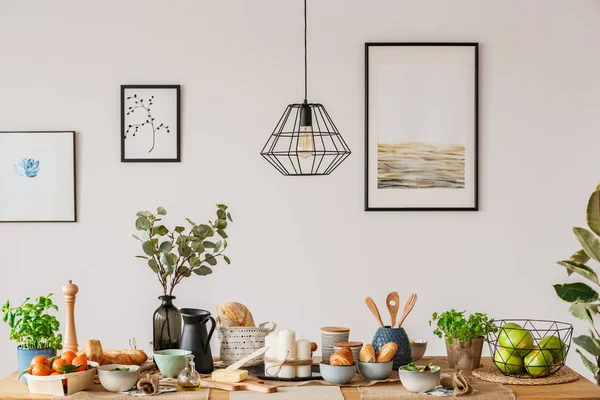 Eetkamer met houten tafel — Stockfoto