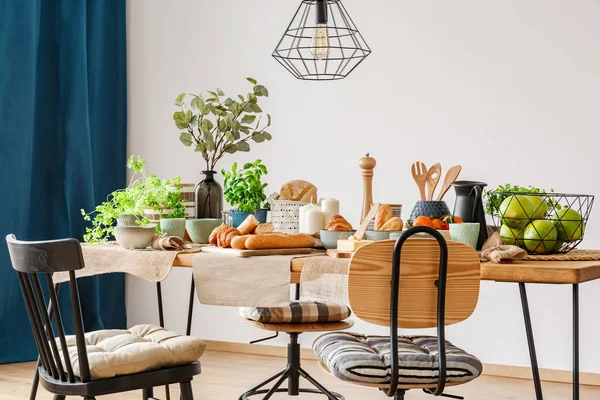 Mesa de madeira para pequeno-almoço em casa — Fotografia de Stock