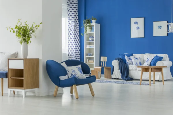 Poltrona na sala de estar azul — Fotografia de Stock