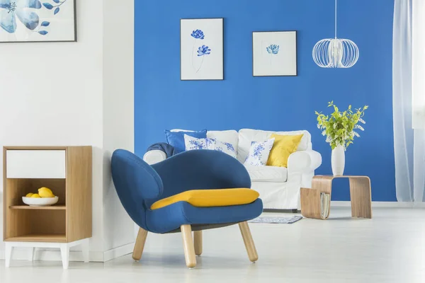 Yellow accents in blue room — Stock Photo, Image