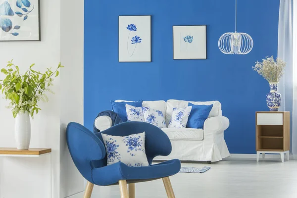 Sillón azul de pared blanca — Foto de Stock