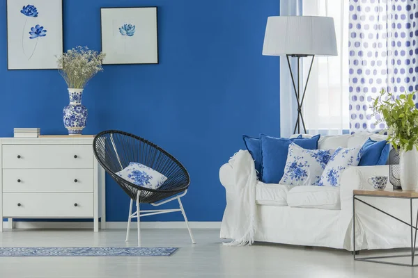 Голубая и белая гостиная — стоковое фото