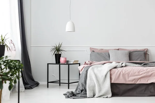 Интерьер серой и розовой спальни — стоковое фото