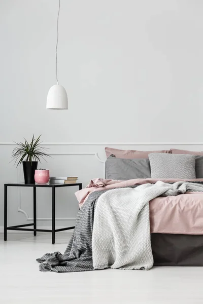 Interiér ložnice šedá a růžová — Stock fotografie