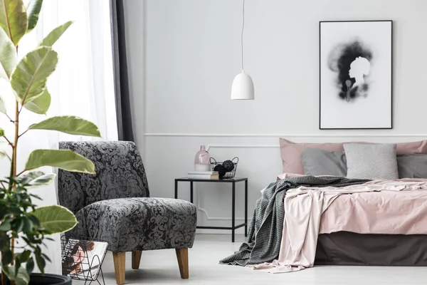 Сіре візерункове крісло в спальні — стокове фото