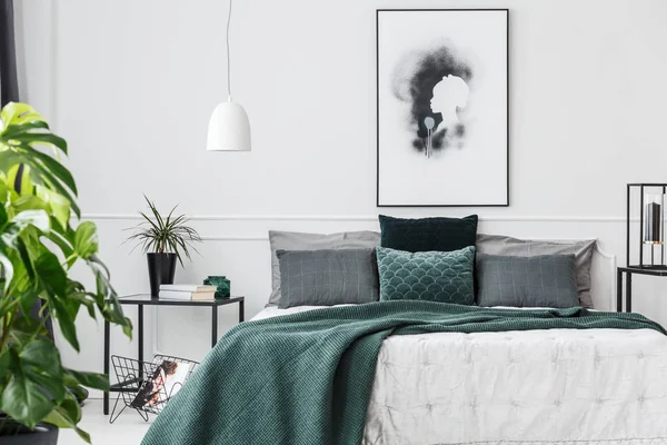 翡翠绿色雅致的卧房内部 — 图库照片