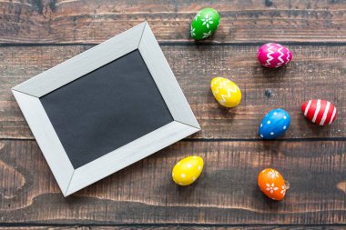 Paskalya yumurtaları ile ahşap masa