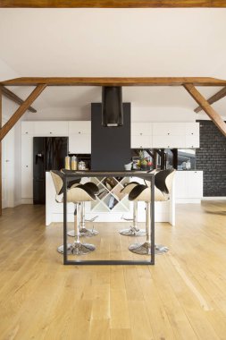 Bar açık alanda tabureler