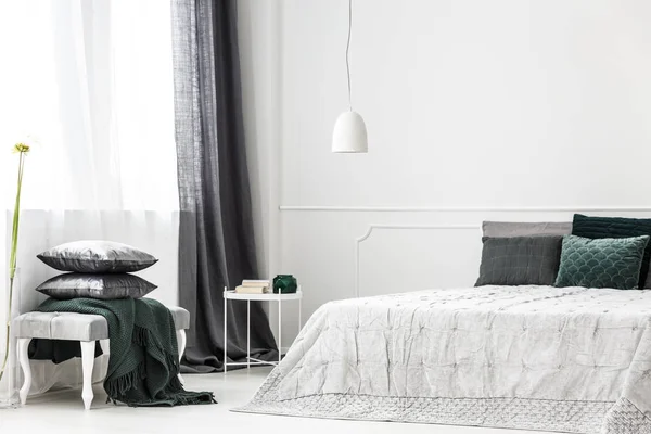 Sofisticato interno camera da letto argento — Foto Stock