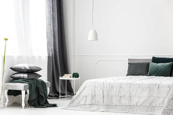 Intérieur sophistiqué de chambre à coucher en argent — Photo