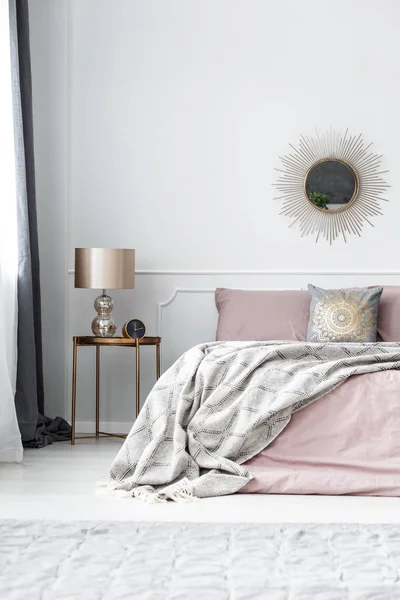 ゴールドとピンクの寝室のインテリア — ストック写真