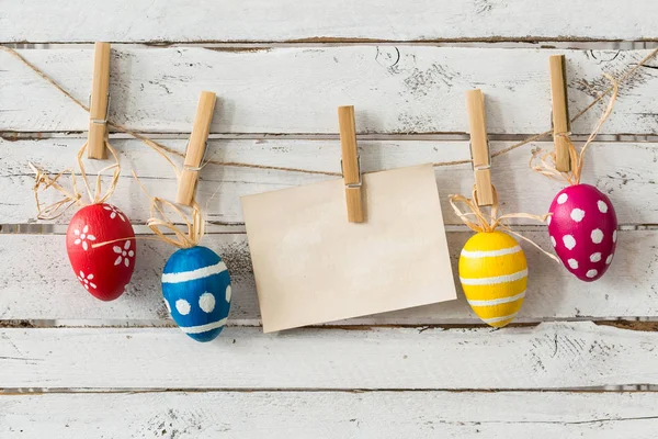 Ägg med kläder stift — Stockfoto