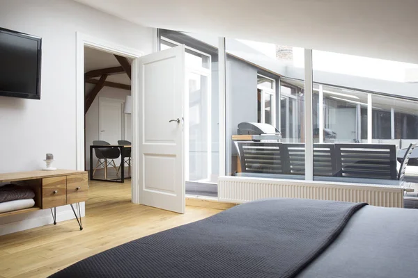 Puertas blancas en dormitorio gris — Foto de Stock