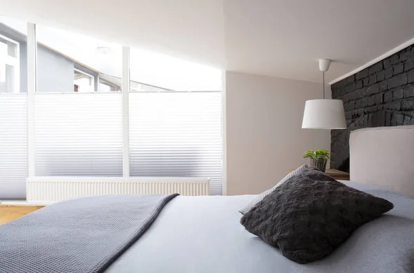明るい寝室のインテリアの窓 — ストック写真