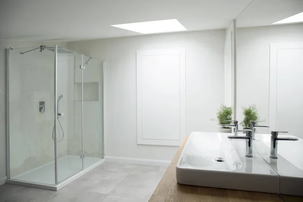 Interior del baño blanco con ventana — Foto de Stock