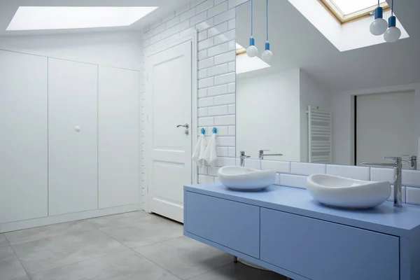 Interior del baño blanco y azul —  Fotos de Stock