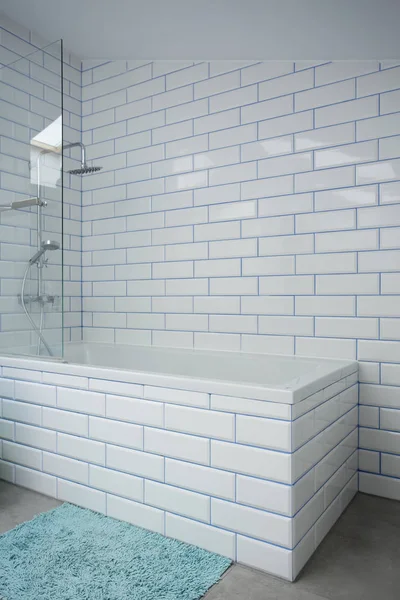 Interior do banheiro branco e azul — Fotografia de Stock