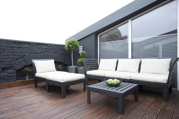 Mobília de jardim branco no terraço — Fotografia de Stock