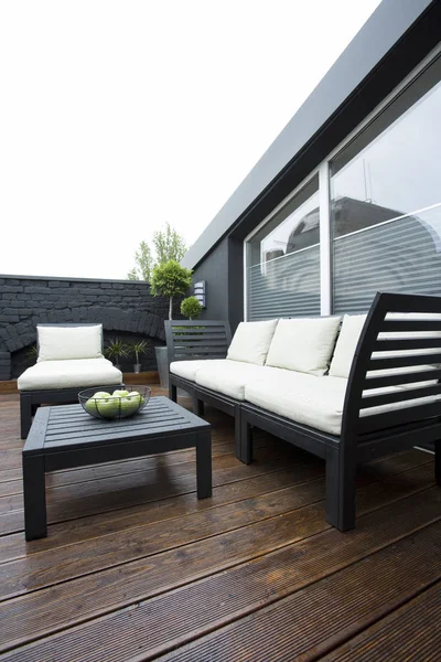 Möbel auf der Terrasse der Wohnung — Stockfoto