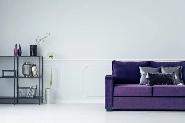 Фиолетовый диван в гостиной — стоковое фото