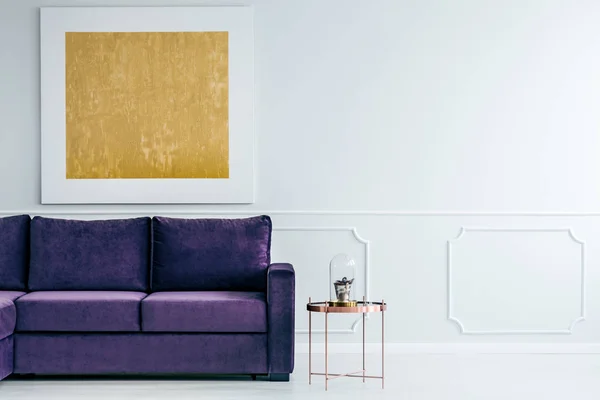 Ouro e violeta sala de estar — Fotografia de Stock