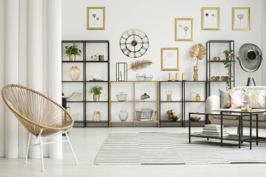 Altın daire iç sandalyede