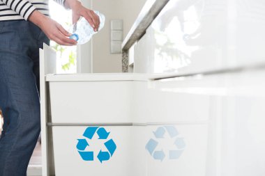 Plastik şişeleri geri dönüşüm farkında ev kadını