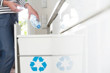 Plastik şişe yavru farkında ev kadını
