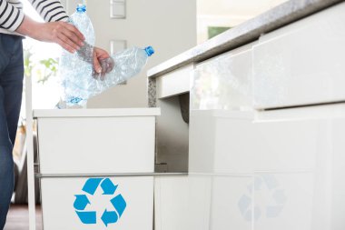 Plastik şişe atma kişi