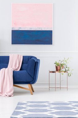 Kırpılan kanepe ve tablo