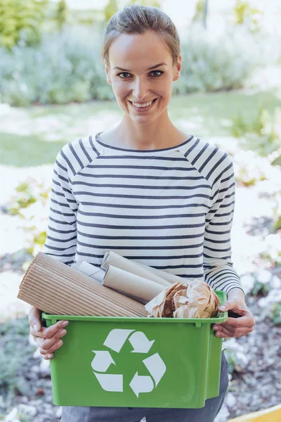 Sorrindo mulher segurando bin verde — Fotografia de Stock